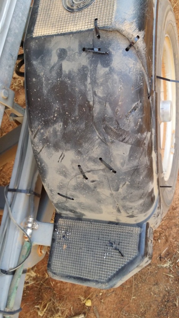 Fixed mud guard using cable tire stitching